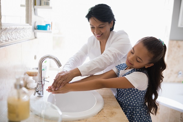 Manter as mãos sempre limpas usando água e sabão