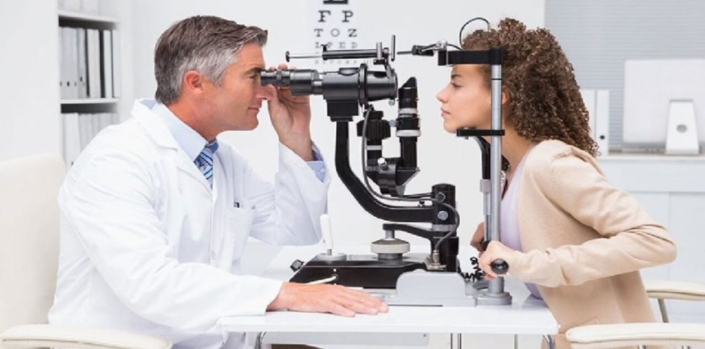 médico oftalmologista