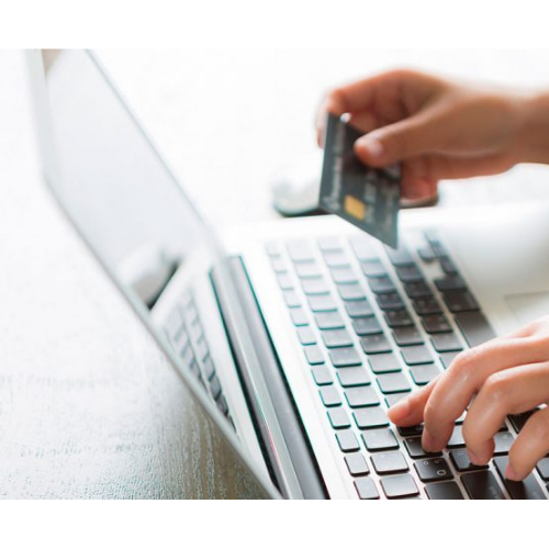 uma pessoa comprando pela internet