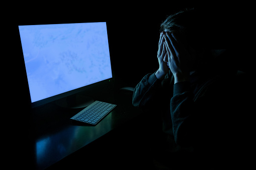 usando o computador luz apagada