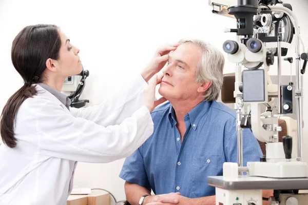 O que devo fazer ao sentir dor nos olhos?