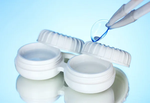 Irritação nos olhos após retirar as lentes de contato, o que fazer?