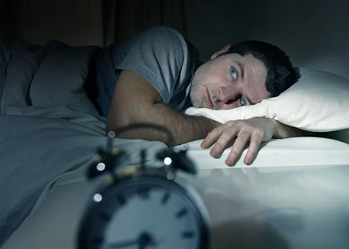 Qual a relação entre privação de sono e saúde dos olhos?