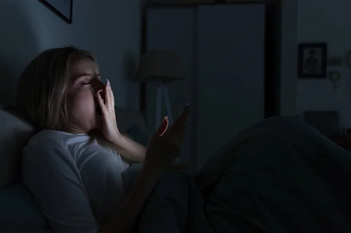 Qual a relação entre privação de sono e saúde dos olhos?